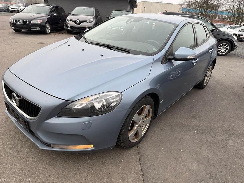 Gebraucht Volvo V40 Kinetic 120 PS (88 kW) 2016 Blau Limousine