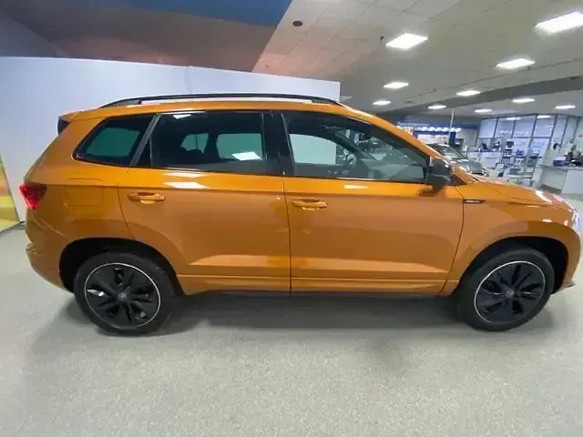 Neu Skoda Karoq SportlinePlus 150 PS (110 kW) 2026 Orange SUV