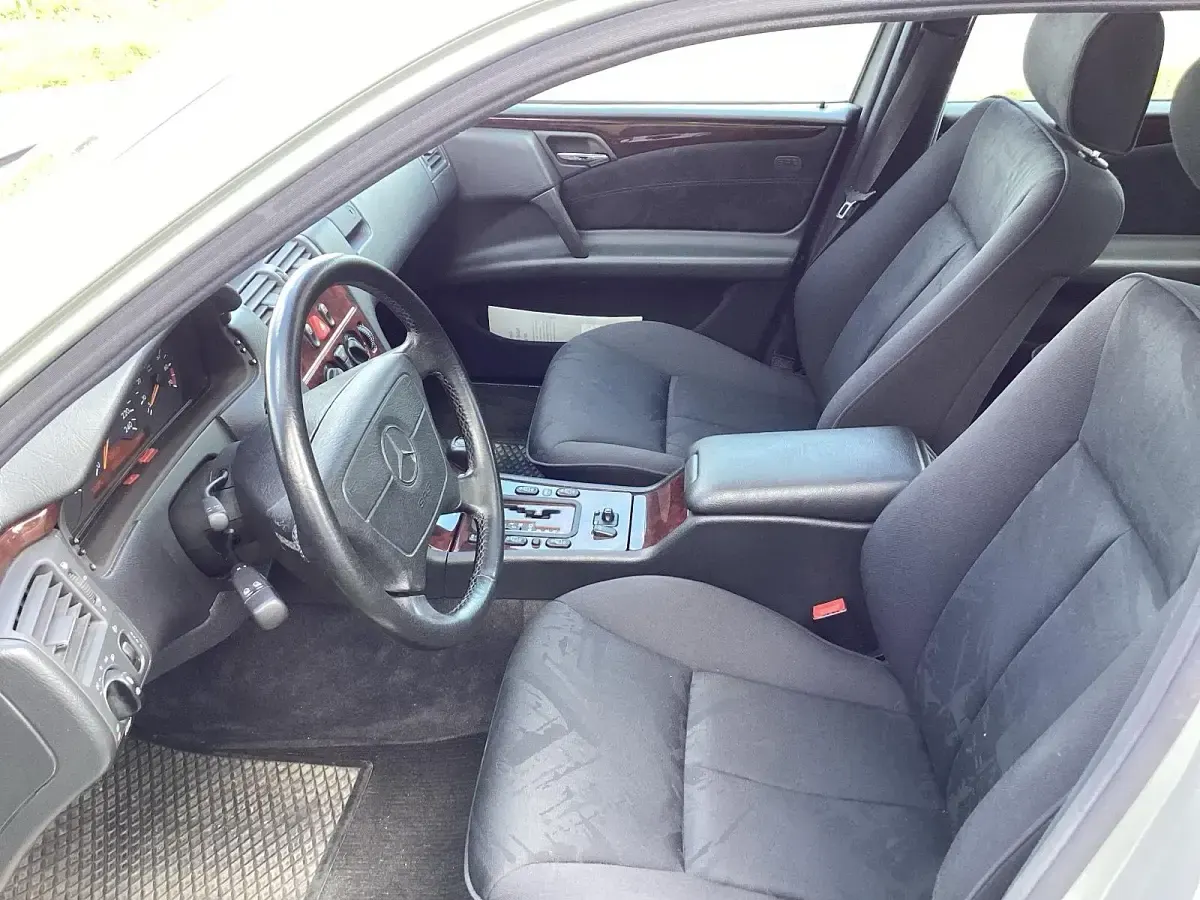 Gebraucht Mercedes E240 170 PS (125 kW) 1998 Silber Limousine