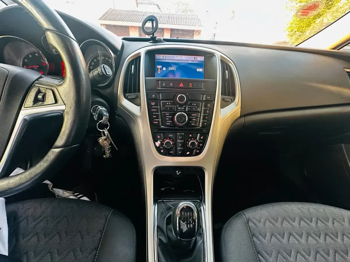Gebraucht Opel Astra 140 PS (102 kW) 2013 Grau Kombi