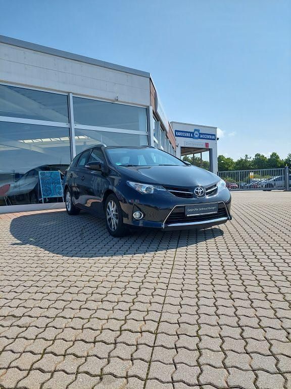 Schwarz Gebraucht 2015 Toyota Auris Life+ Kombi | 12.950 € (Fairer Preis) - Bild 1/4