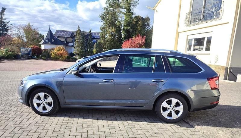 Grau Gebraucht 2019 Skoda Octavia Kombi | 12.666 € (Superpreis) - Bild 1/4