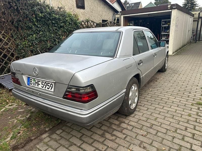 Gebraucht Mercedes E220 150 PS (110 kW) 1994 Silber Limousine