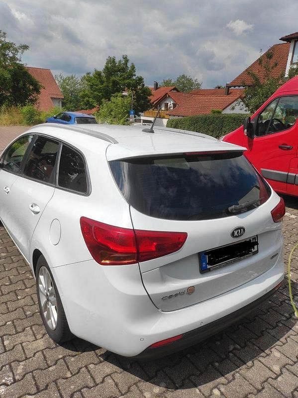 Weiß Gebraucht 2016 Kia Ceed DREAM-TEAM Edition Kombi | 10.800 € (Etwas zu teuer) - Bild 1/4