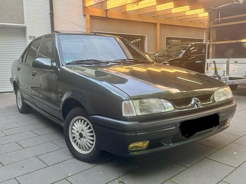 Grün Gebraucht 1993 Renault R9 Limousine | 4.999 € - Bild 1/4