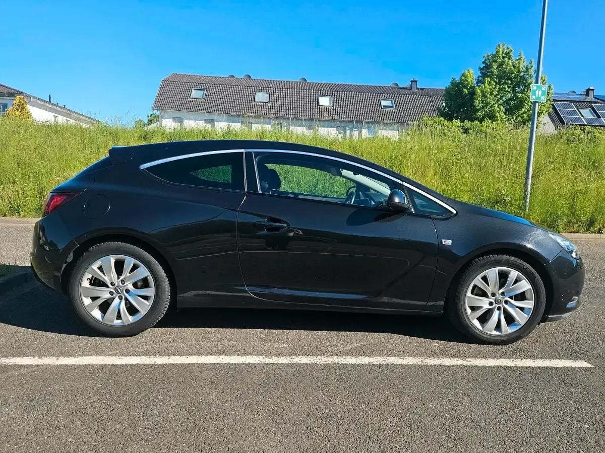 Gebraucht Opel Astra GTC 140 PS (102 kW) 2012 Schwarz Coupé