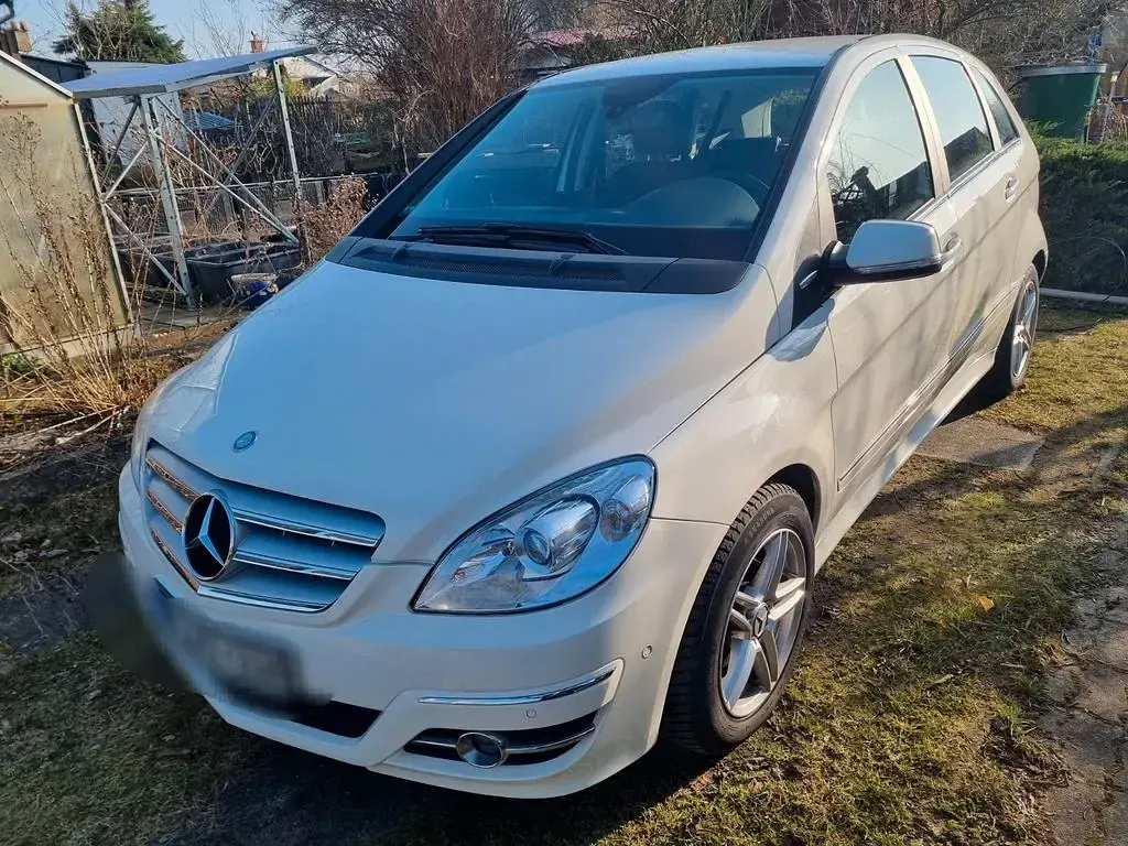 Gebraucht Mercedes B180 116 PS (85 kW) 2011 Weiß Van / Kleinbus