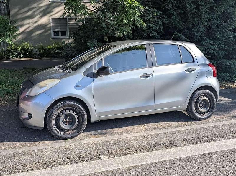 Silber Gebraucht 2007 Toyota Yaris Cool Limousine | 3.000 € (Fairer Preis) - Bild 1/4