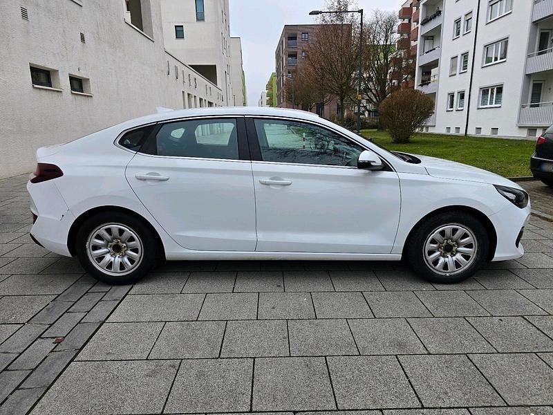 Gebraucht Hyundai i30 140 PS (102 kW) 2020 Weiß Limousine