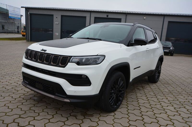 317 alpine white/schwarz Gebraucht 2022 Jeep Compass SUV | 32.790 € (Etwas zu teuer) - Bild 1/4