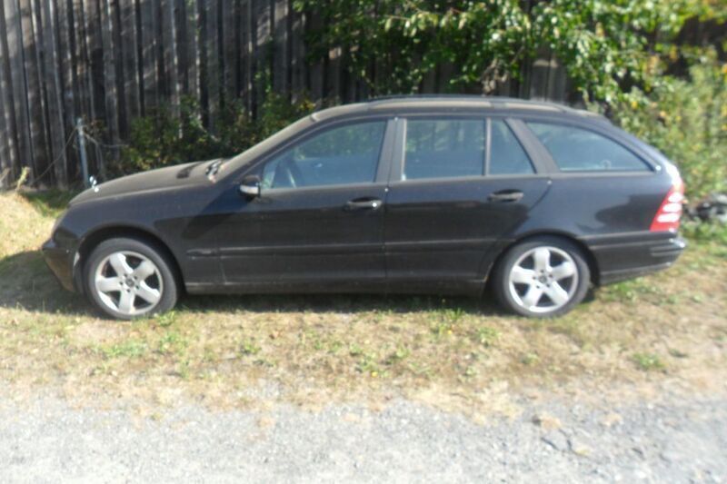 Schwarz Gebraucht 2003 Mercedes C180 Classic Kombi | 990 € (Superpreis) - Bild 1/4
