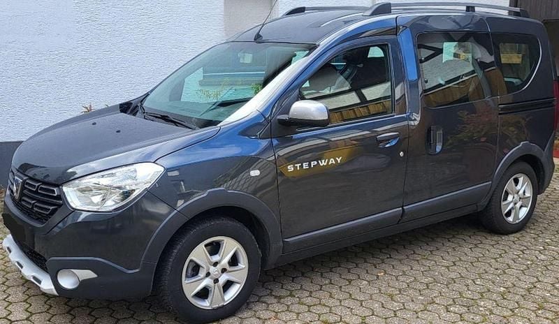 Grau Gebraucht 2021 Dacia Dokker Stepway Van | 17.500 € (Fairer Preis) - Bild 1/4