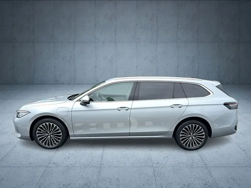 Gebraucht VW Passat Elegance 204 PS (150 kW) 2025 Oyster silver metallic Kombi
