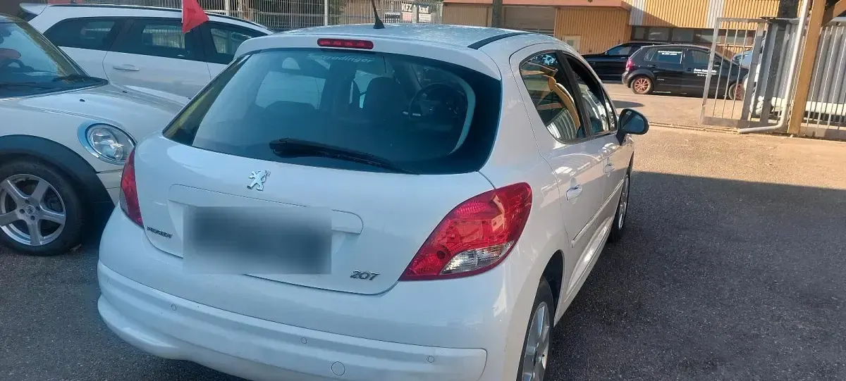 Gebraucht Peugeot 207 95 PS (69 kW) 2011 Weiß Kleinwagen