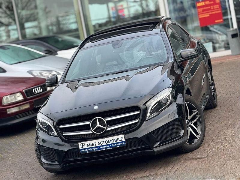 Schwarz Gebraucht 2015 Mercedes GLA200 AMG line SUV | 19.990 € (Fairer Preis) - Bild 1/4