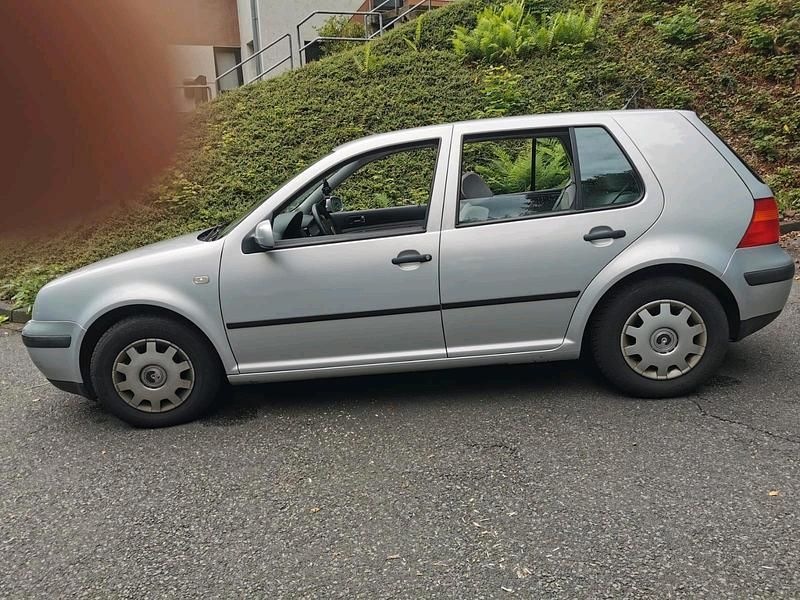 Silber Gebraucht 1999 VW Golf IV Kleinwagen | 2.499 € (Fairer Preis) - Bild 1/4