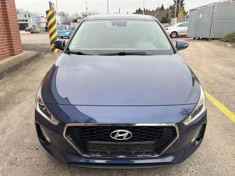 Gebraucht Hyundai i30 Select 120 PS (88 kW) 2017 Blau Limousine