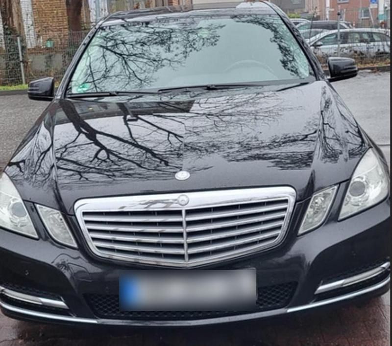 Gebraucht Mercedes E220 170 PS (125 kW) 2012 Schwarz Limousine
