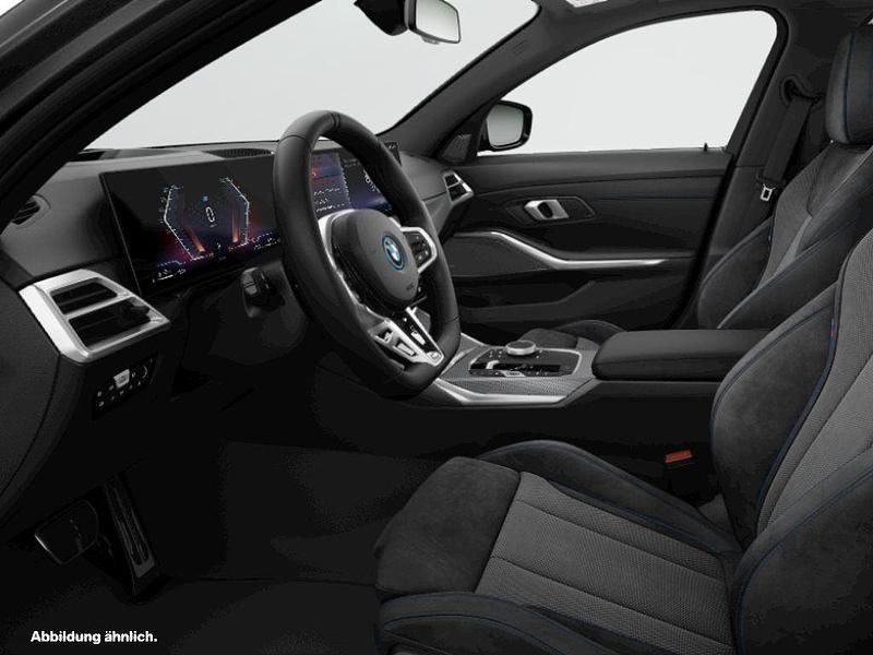 Black sapphire metallic Gebraucht 2024 BMW 330e Comfort Edition Kombi | 52.844 € - Bild 1/2