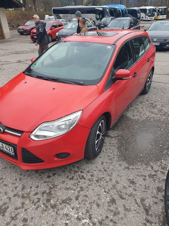 Używany Ford Focus Ambiente 101 KM (74 kW) 2014 Czerwony Sedan/Limuzyna