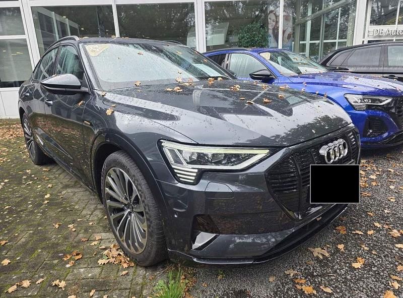 Grau Gebraucht 2022 Audi e-tron Sportback Advanced SUV | 35.342 € (Teuer) - Bild 1/4