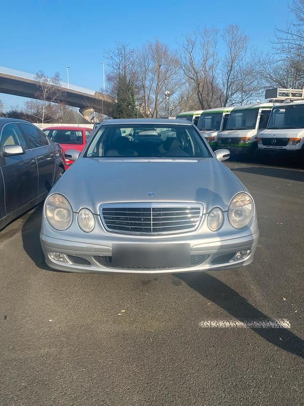 Gebraucht Mercedes E220 150 PS (110 kW) 2003 Silber Limousine