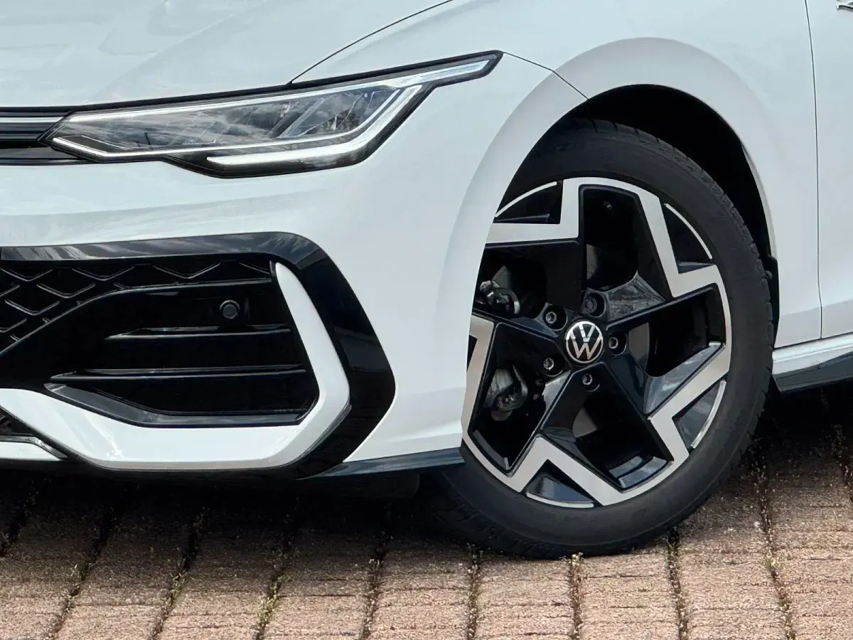 Gebraucht VW Golf VIII R-line 150 PS (110 kW) 2024 Weiß Limousine