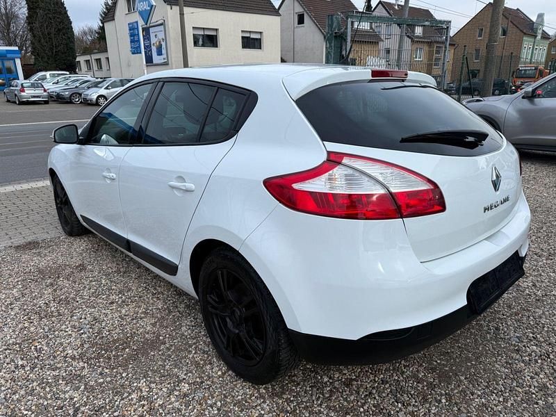Gebraucht Renault Mégane III Dynamique 110 PS (80 kW) 2009 Weiß Kleinwagen