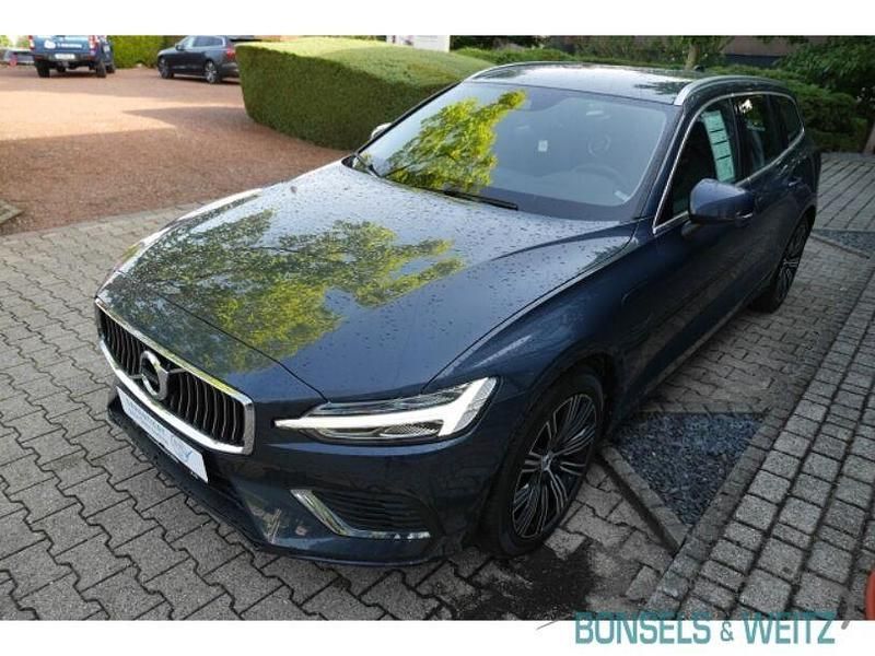 Gebraucht Volvo V60 Core 349 PS (256 kW) 2022 Blau metallic Kombi