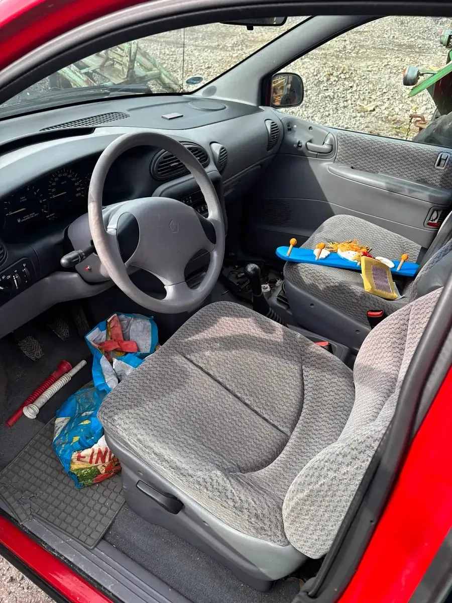 Second-hand Chrysler Voyager 2000 Roșu Monovolum