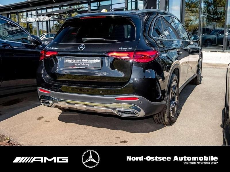 Gebraucht Mercedes GLC300 AMG 269 PS (197 kW) 2024 Metalliclack obsidianschwarz SUV