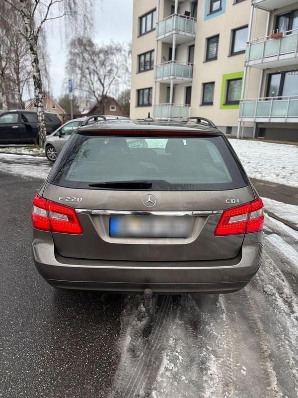Gebraucht Mercedes E220 Avantgarde 170 PS (125 kW) 2012 Braun Kombi