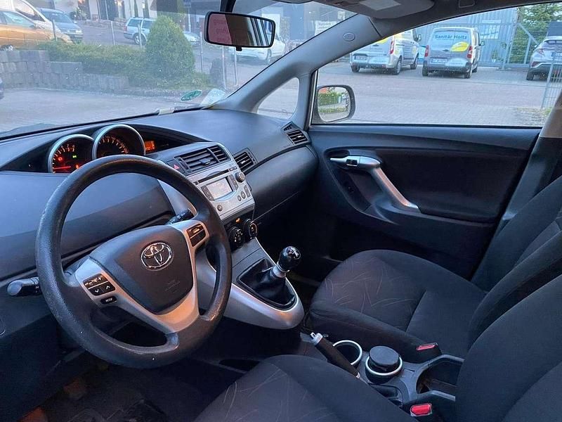 Gebraucht Toyota Verso Edition 132 PS (97 kW) 2012 Platin silber metallic Van / Kleinbus