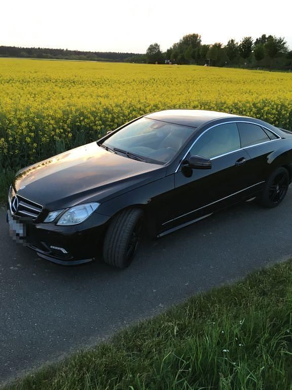 Schwarz Gebraucht 2011 Mercedes E350 AMG Coupé | 8.999 € (Fairer Preis) - Bild 1/4