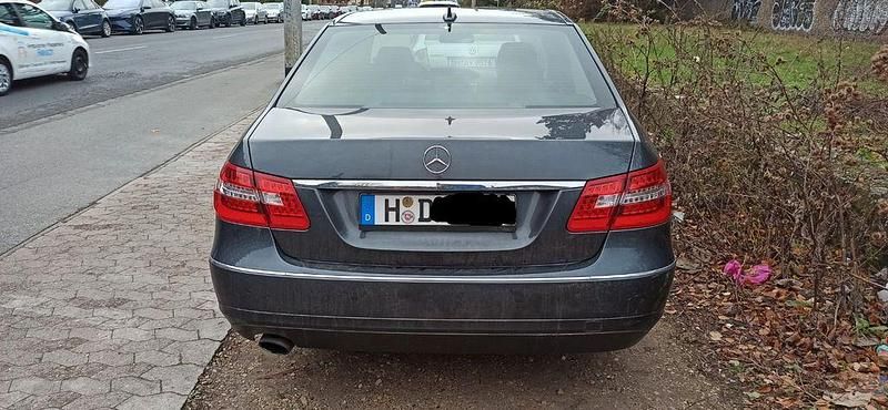 Gebraucht Mercedes E200 Avantgarde 184 PS (135 kW) 2010 Blau Limousine
