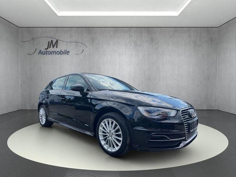 Mythosschwarz metallic Gebraucht 2015 Audi A3 Sportback Attraction Limousine | 15.990 € (Guter Preis) - Bild 1/4