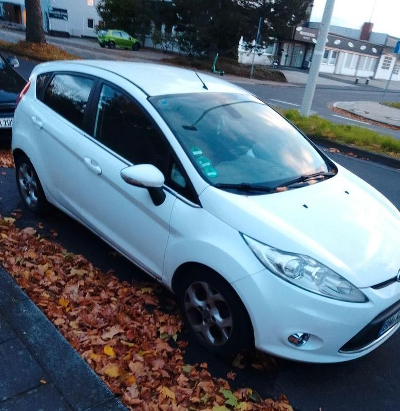 Gebraucht Ford Fiesta Titanium 82 PS (60 kW) 2010 Weiß Kleinwagen