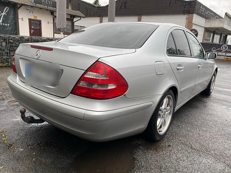 Gebraucht Mercedes E220 150 PS (110 kW) 2005 Silber Limousine