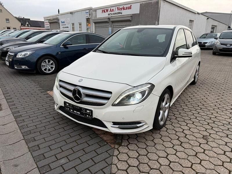 Weiß Gebraucht 2013 Mercedes 180 Limousine | 8.400 € (Fairer Preis) - Bild 1/4