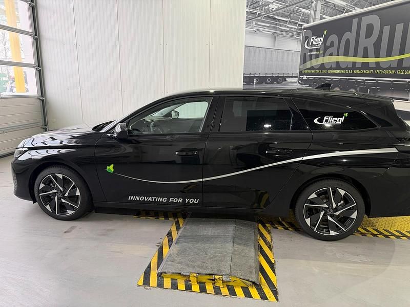 Neu Peugeot 308 130 PS (95 kW) 2025 Schwarz Kombi