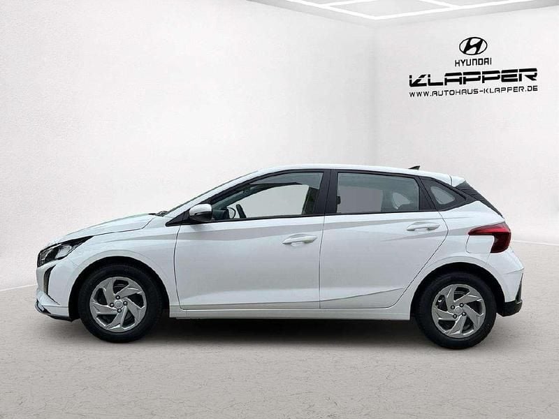 Neu Hyundai i20 Select 101 PS (74 kW) 2025 Atlas white / sol Limousine