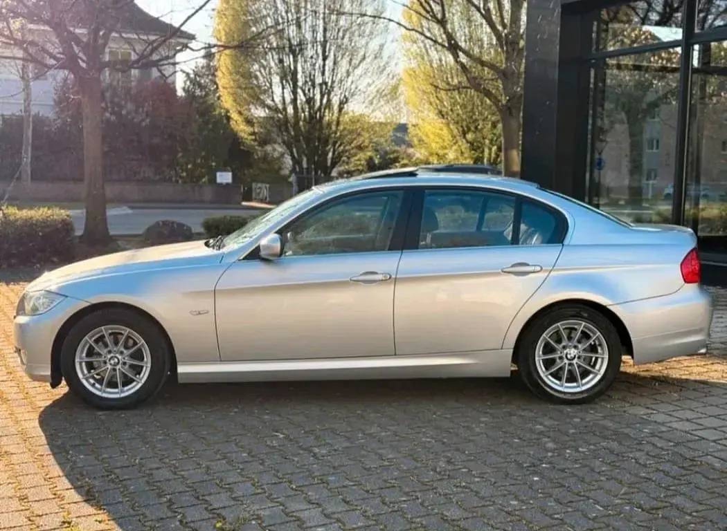 Second-hand BMW 320 170 CP (125 kW) 2010 Argintiu Berlinǎ