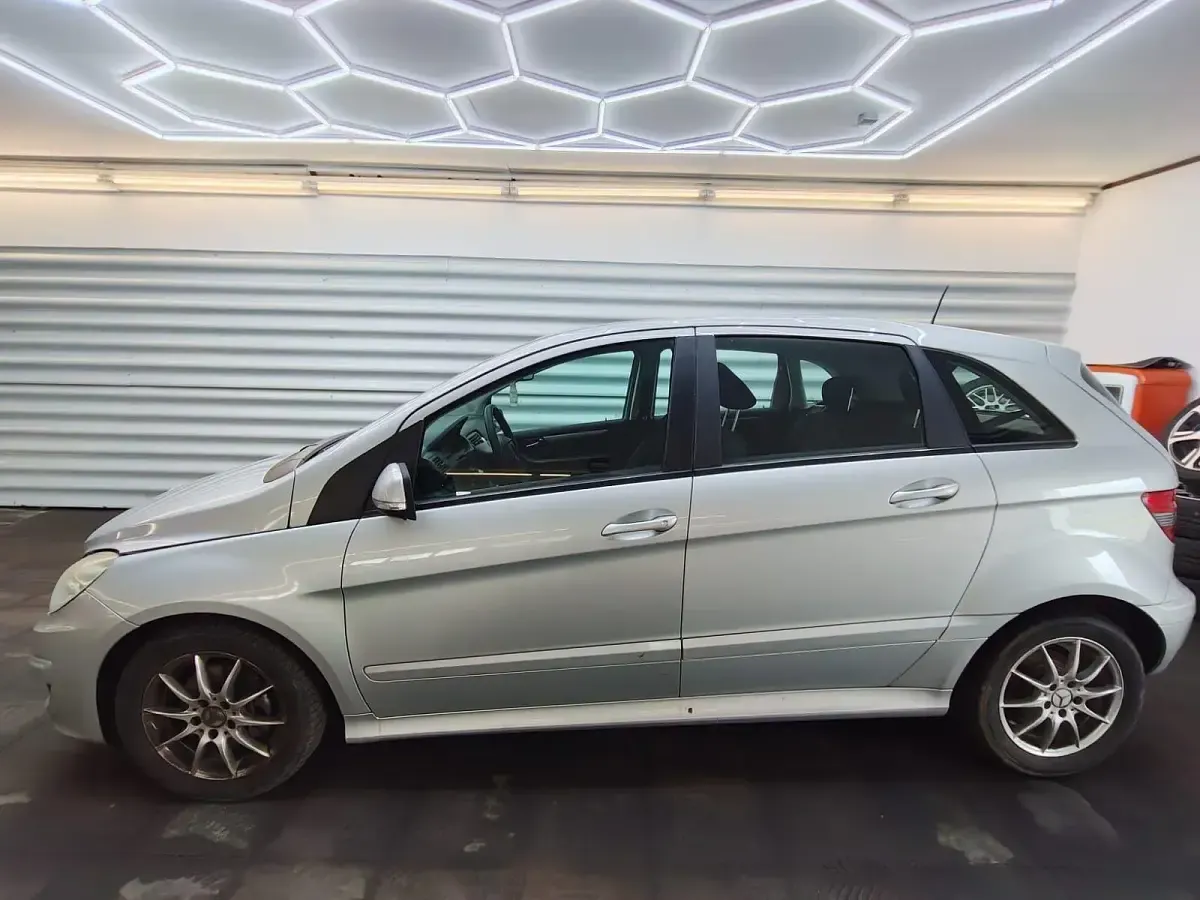 Gebraucht Mercedes B180 109 PS (80 kW) 2010 Silber Van / Kleinbus