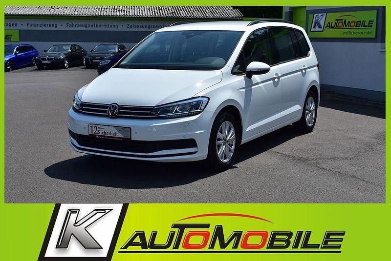 Weiss Gebraucht 2023 VW Touran Comfortline Van / Kleinbus | 28.890 € (Fairer Preis) - Bild 1/4