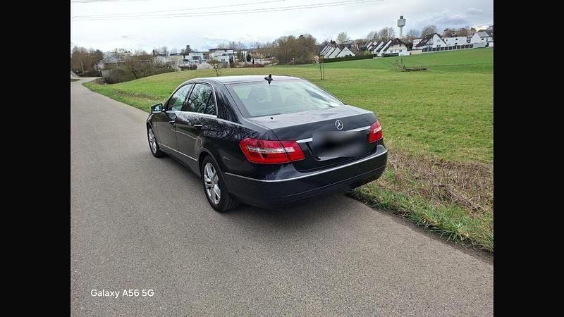 Gebraucht Mercedes E220 Avantgarde 170 PS (125 kW) 2010 Schwarz Limousine