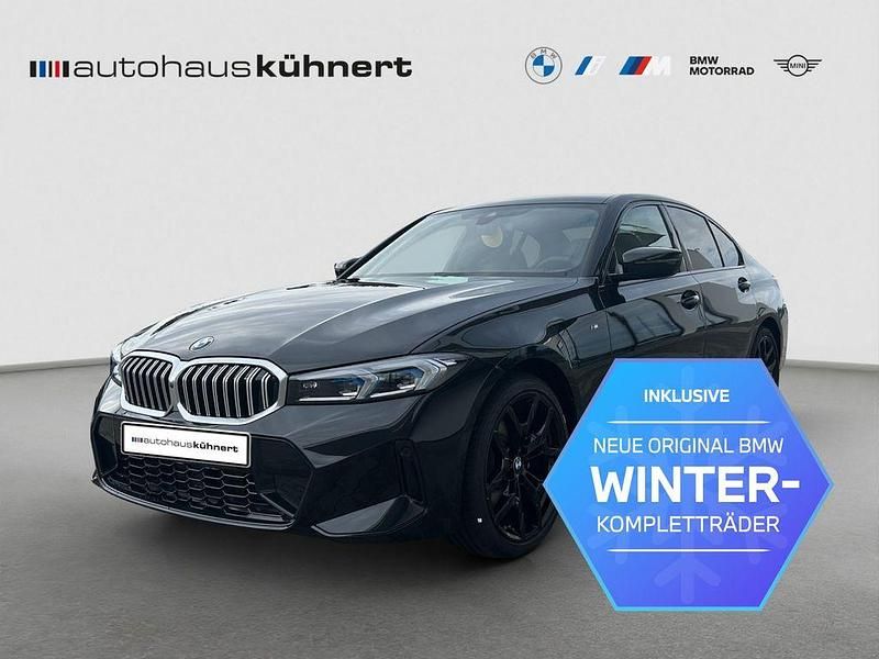 Saphirschwarz metallic Neu 2025 BMW 320 M Sport Limousine | 57.490 € (Fairer Preis) - Bild 1/4
