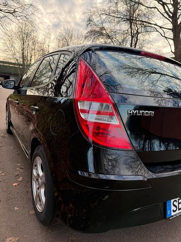 Gebraucht Hyundai i30 90 PS (66 kW) 2012 Schwarz Kombi
