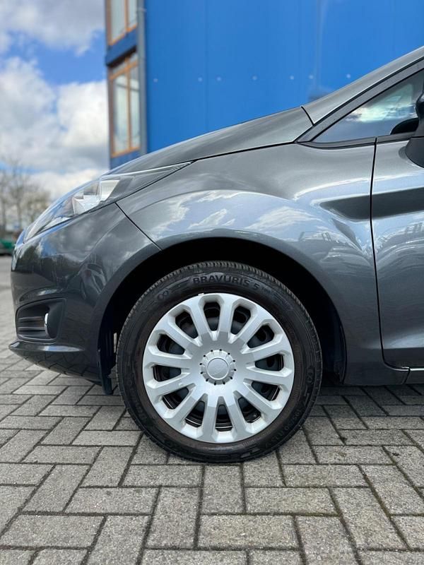 Gebraucht Ford Fiesta 82 PS (60 kW) 2017 Grau Kleinwagen