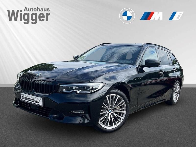 Black sapphire metallic Gebraucht 2021 BMW 330 Sport Line Kombi | 34.400 € (Fairer Preis) - Bild 1/4