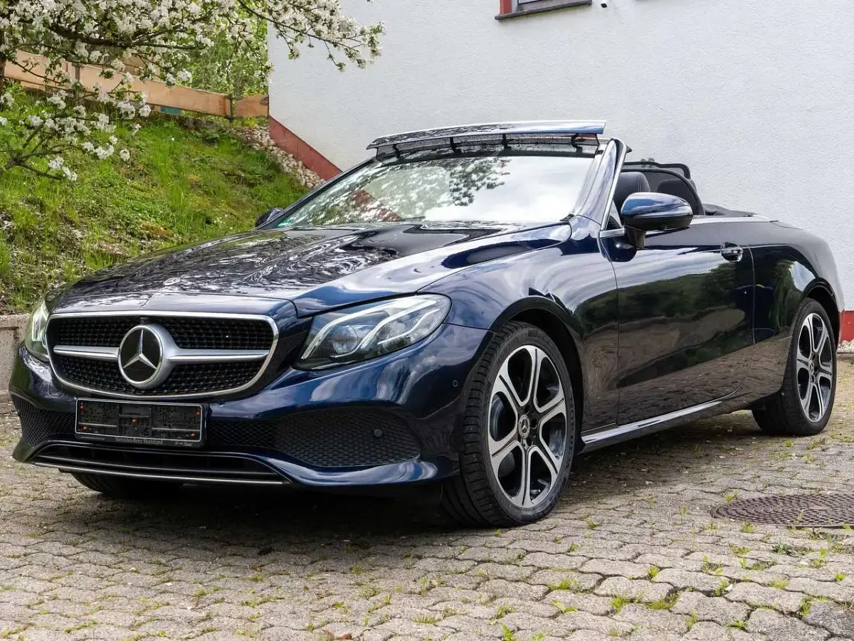 Gebraucht Mercedes E220 194 PS (142 kW) 2018 Blau Cabrio